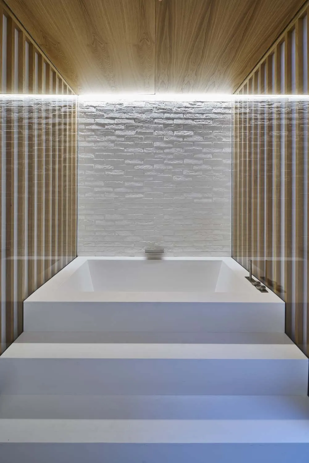 Modern Mews, Paddington, W2 — Bathtub
